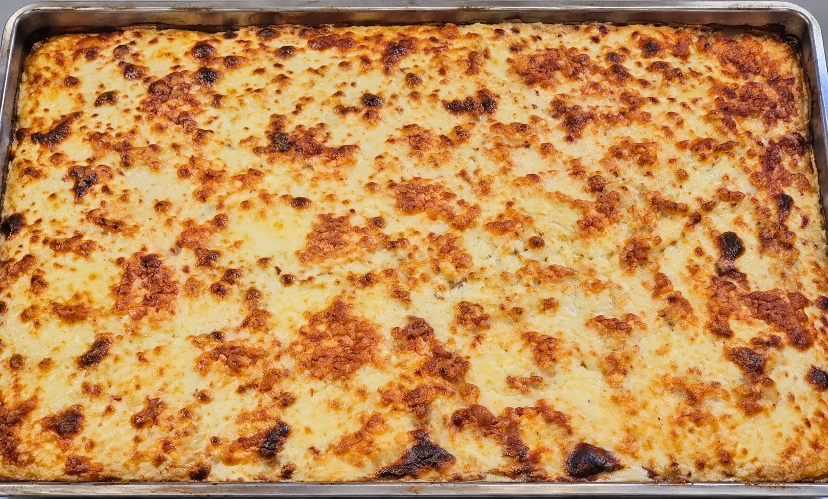 Bandeja de gratinada recién salida del horno, de la producción del día